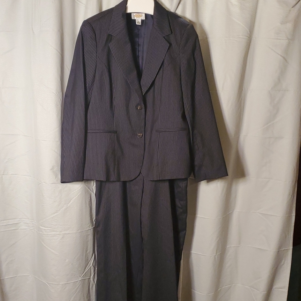 Women's Talbots suit EUC.